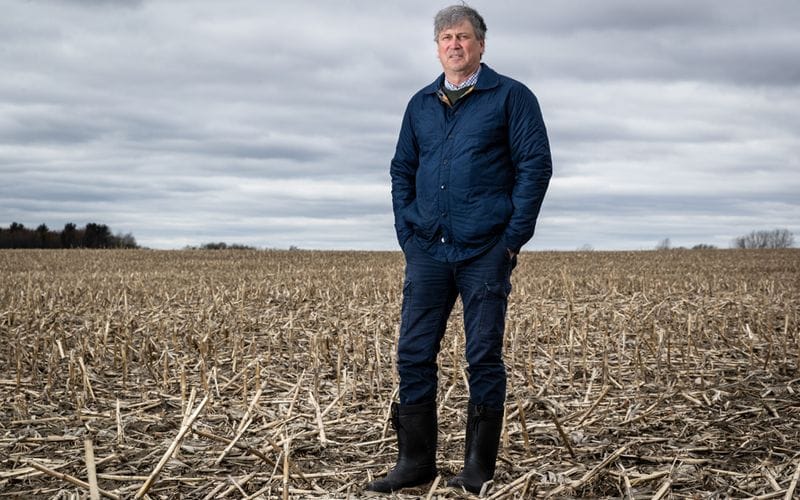 Louis Robert, agronome qui pose dans un champs