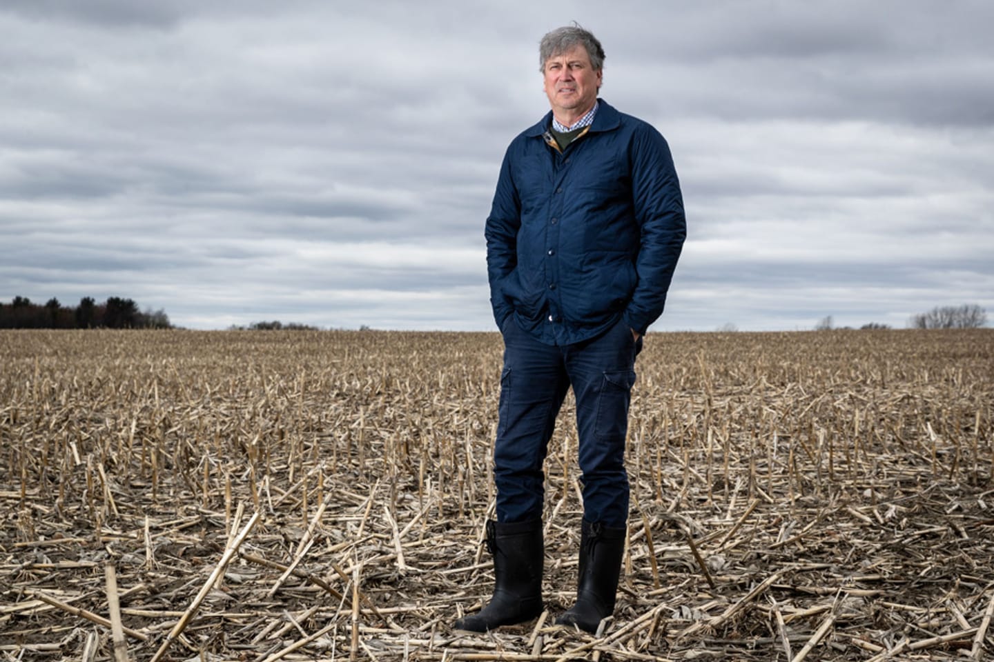 Louis Robert, agronome qui pose dans un champs