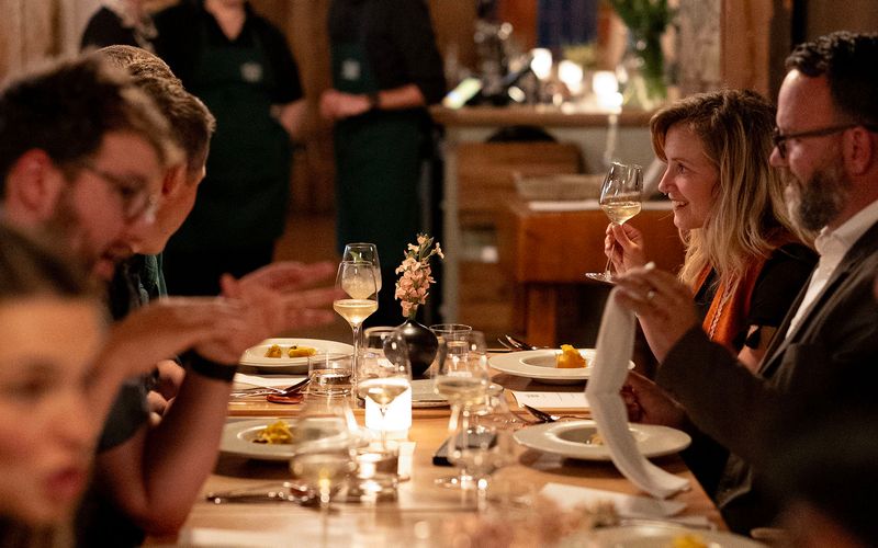 Grande table dressee pour un evenement