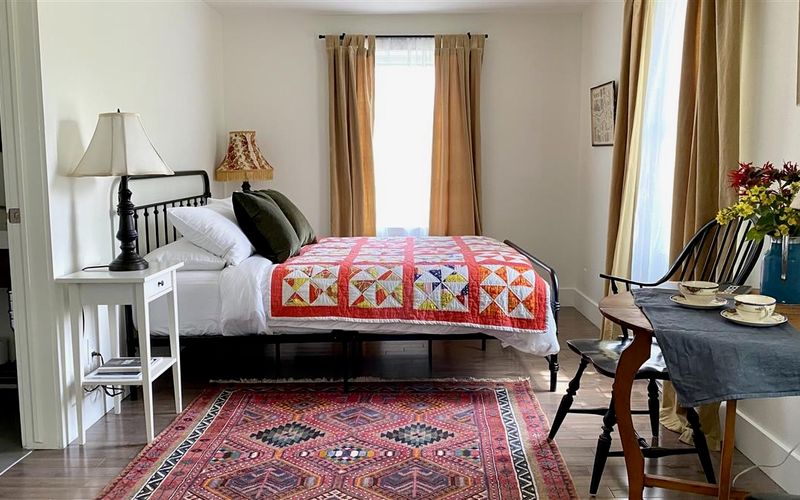 Chambre de la Cecil House avec lit en fer forge