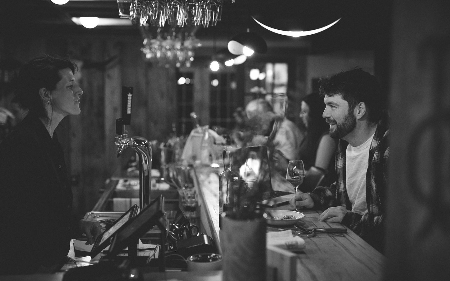 Ambiance chaleureuse au bar