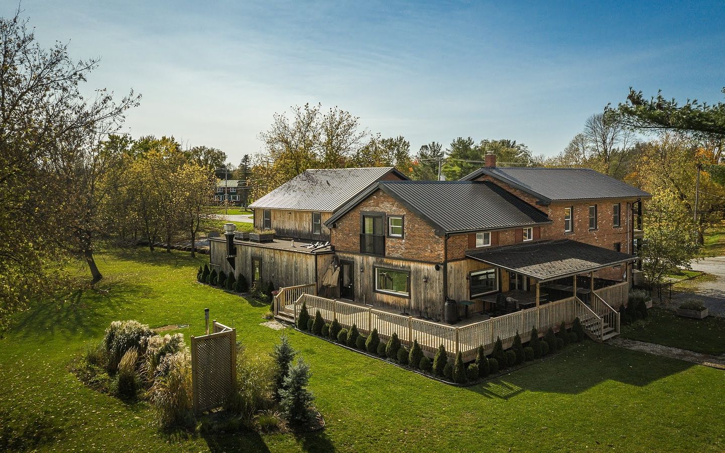 Vue exterieure de la Cecil House entouree de verdure